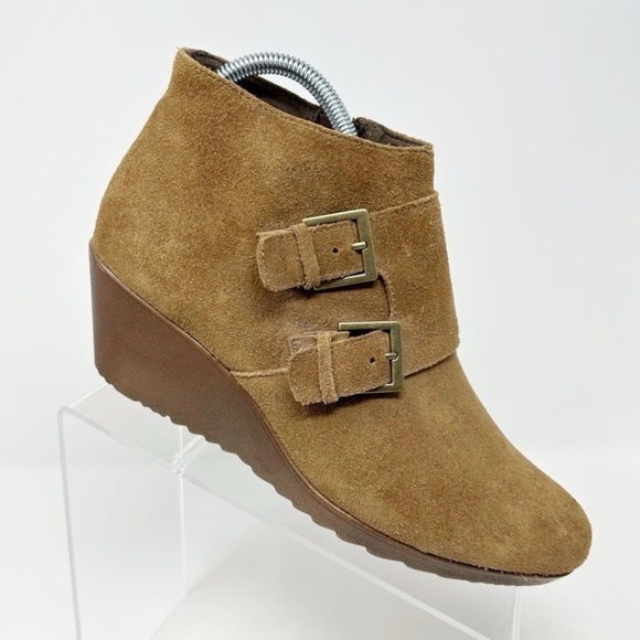 Munro American Drew Monk 2 Strap Camel Tan Suede Wedge Ankle Boots Size 9 - Picture 1 of 14